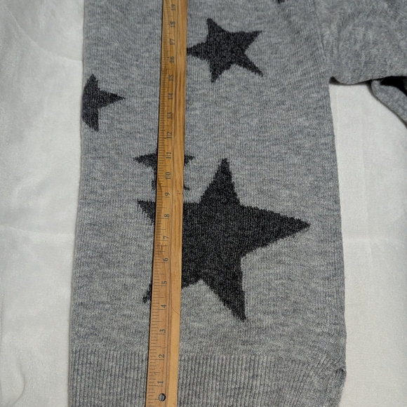Gray Star Pattern Sweater - Picture 5 of 9